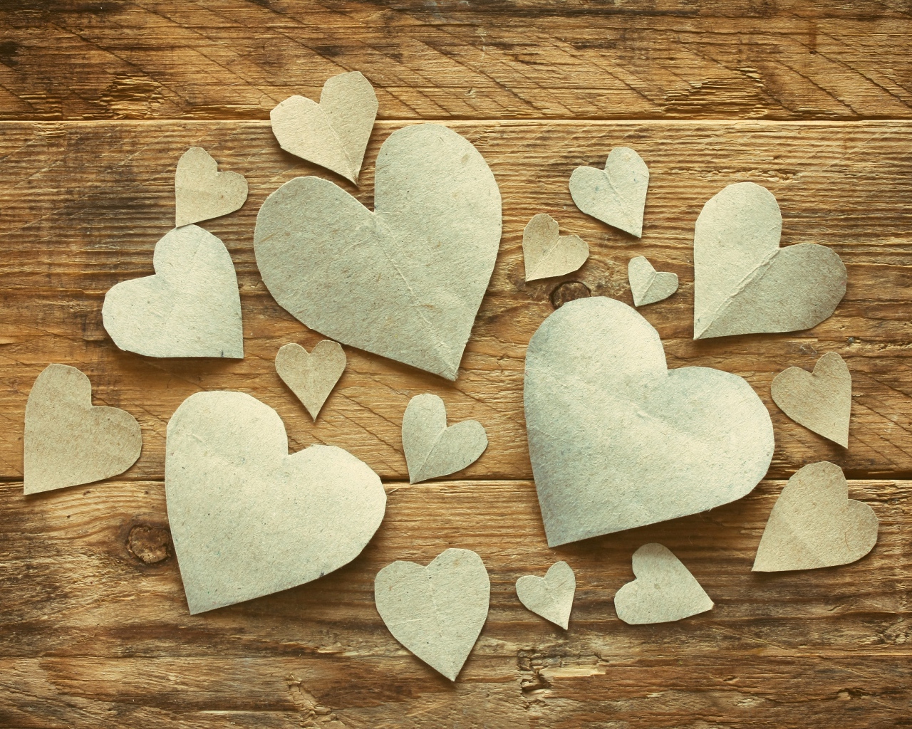 Бумажные сердечки на деревянном столе