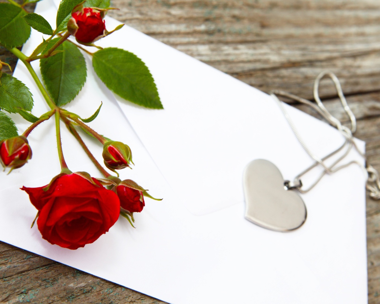 Кулон в форме сердца и красная роза 