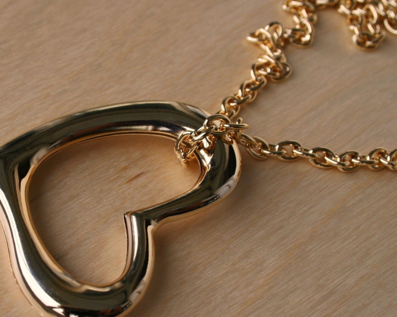 Подвеска в форме сердца на золотой цепочке