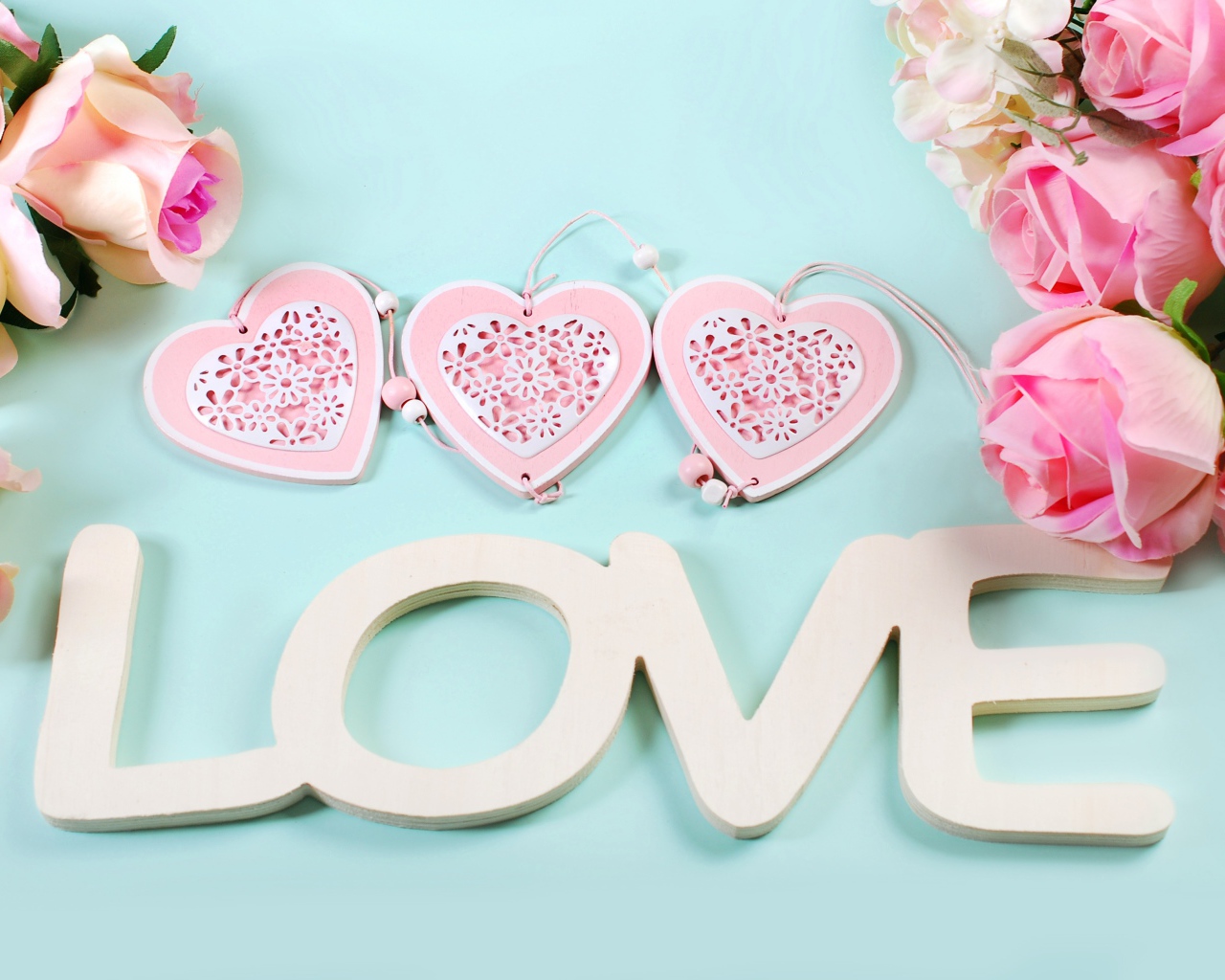 Розовые розы, сердечки и белая надпись Любовь на английском