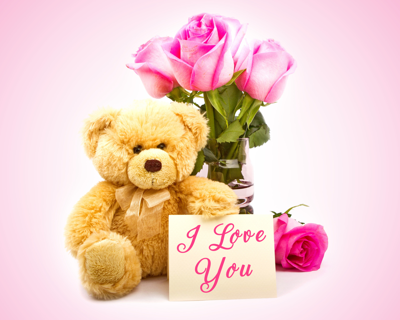 Плюшевый медведь с букетом розовых роз и надписью Я тебя люблю