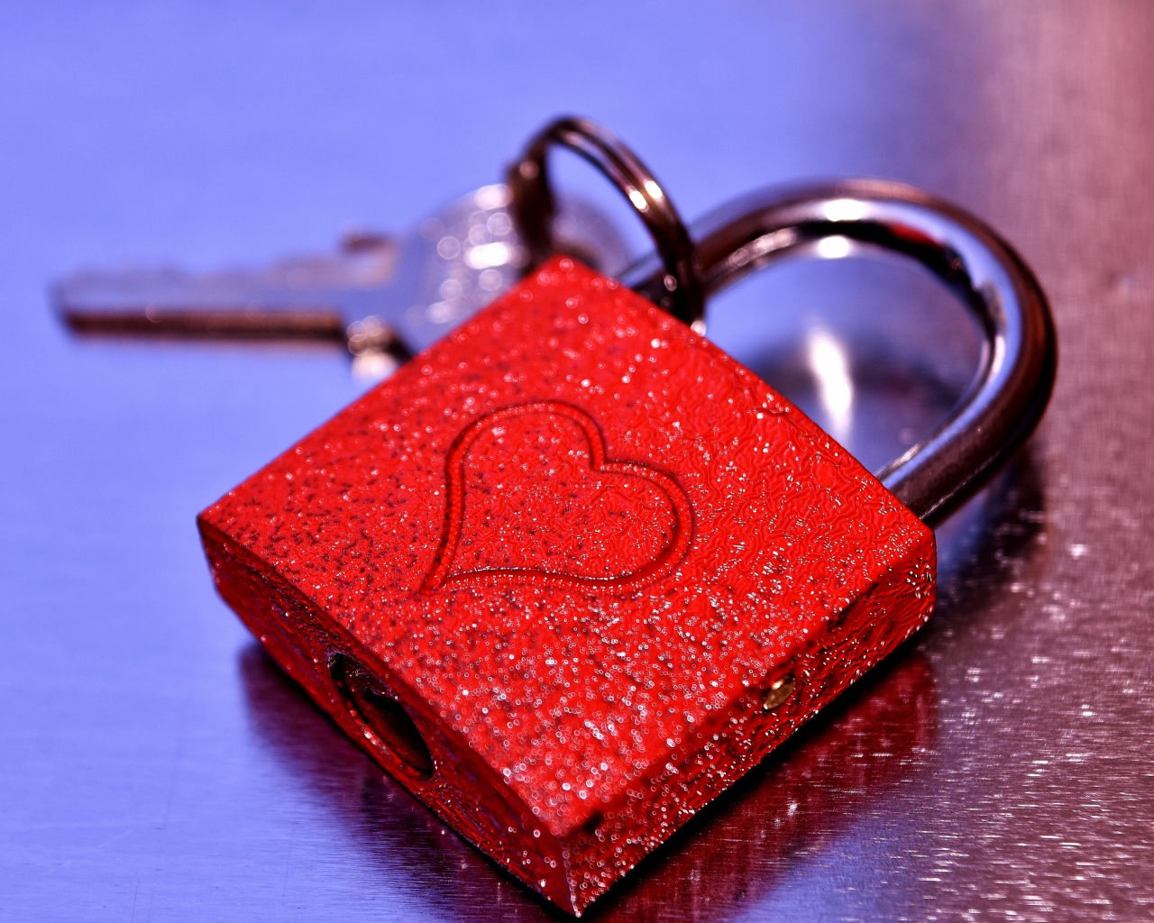 Красный замок для влюбленных с изображением сердца