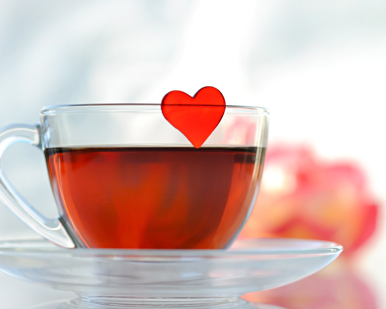 Красное сердце в чашке чая 