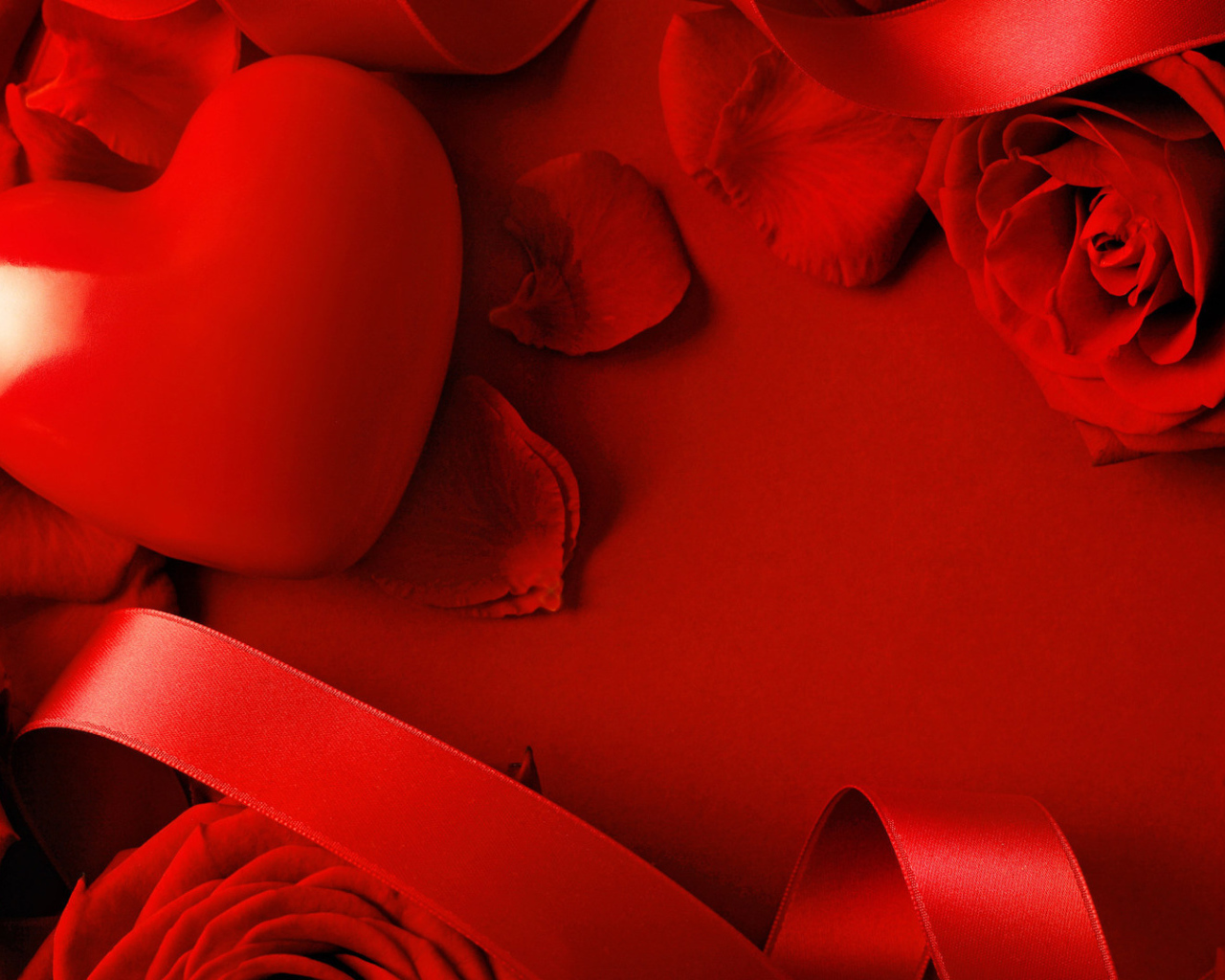 Красное сердце в лепестках красной розы  