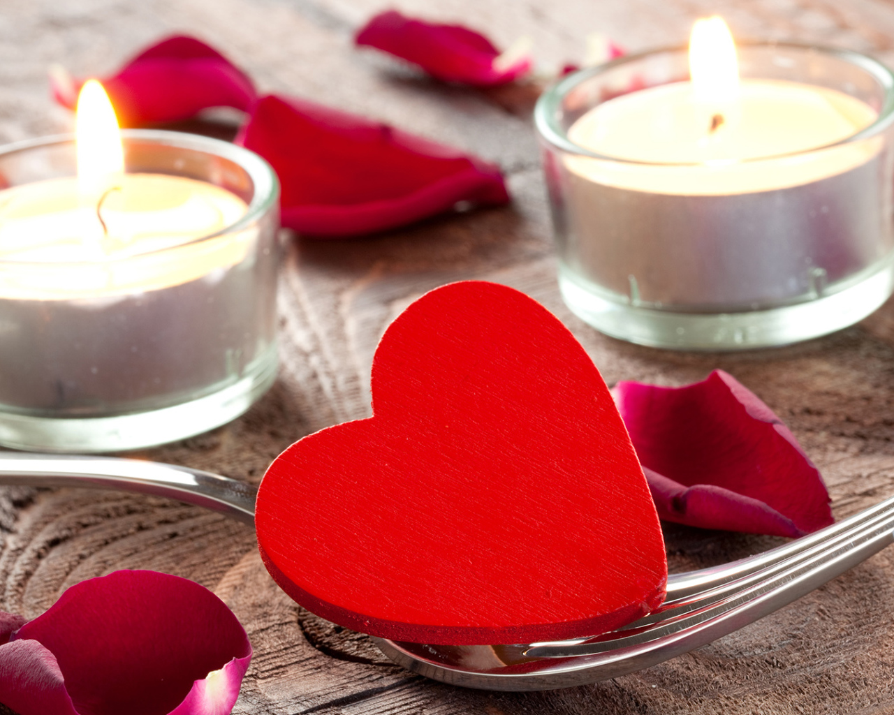 Красное сердце на вилке 