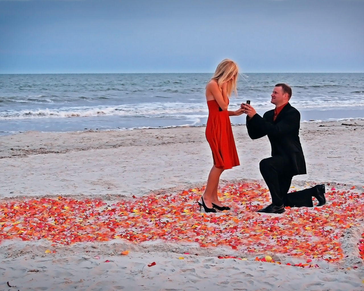 Романтическое предложение руки и сердца на берегу моря