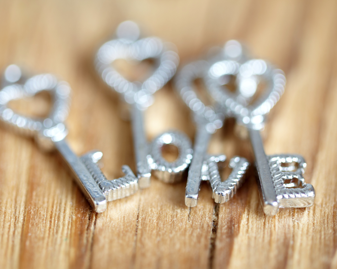 Серебряные ключи с надписью LOVE