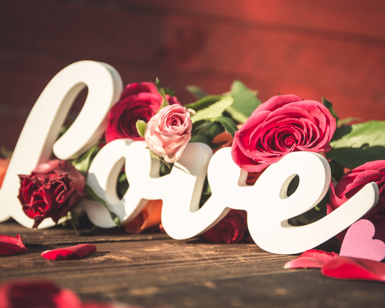 Белая надпись любовь с букетом роз