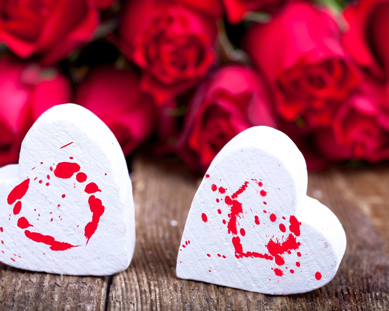 Белые зефирные сердца и красные розы  