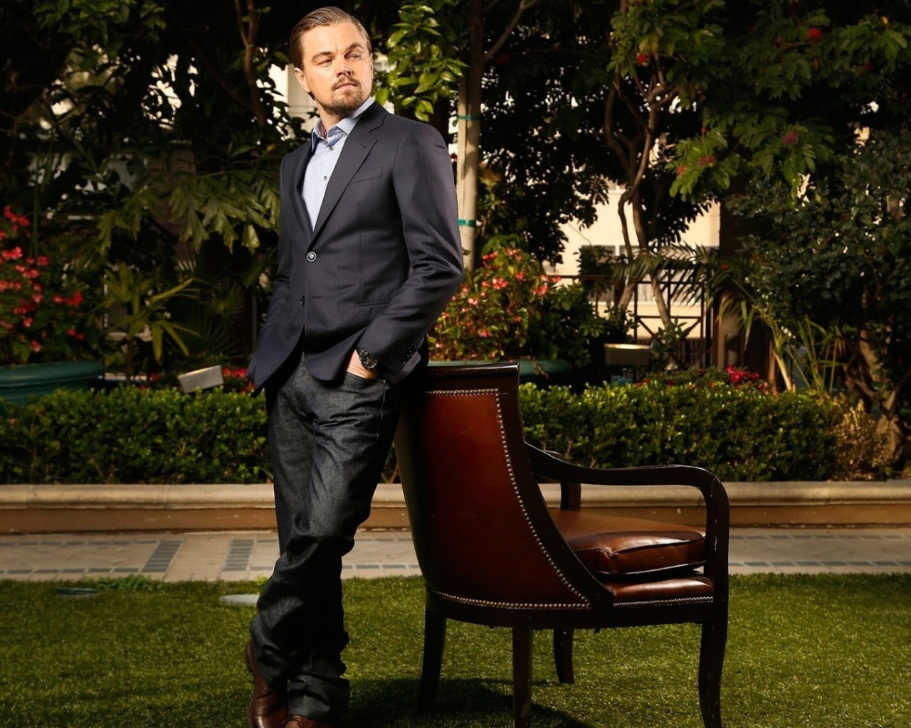 Актер Леонардо Ди Каприо со стулом 