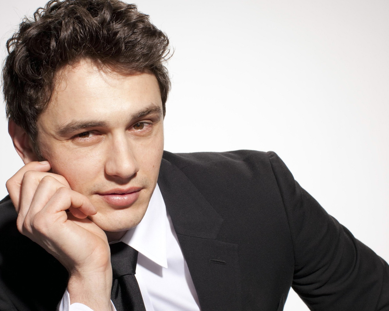 Американский актер Джеймс Франко в стильном костюме