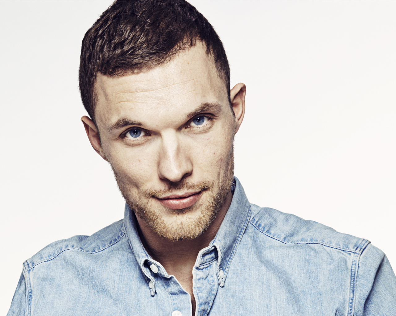 Красивый голубоглазый актер Эд Скрейн фото на белом фоне