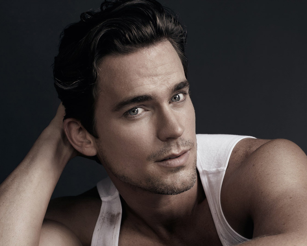 Красивый популярный актер Мэтт Бомер