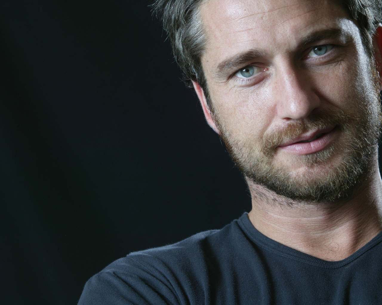 Красивый молодой актер Джерард Батлер