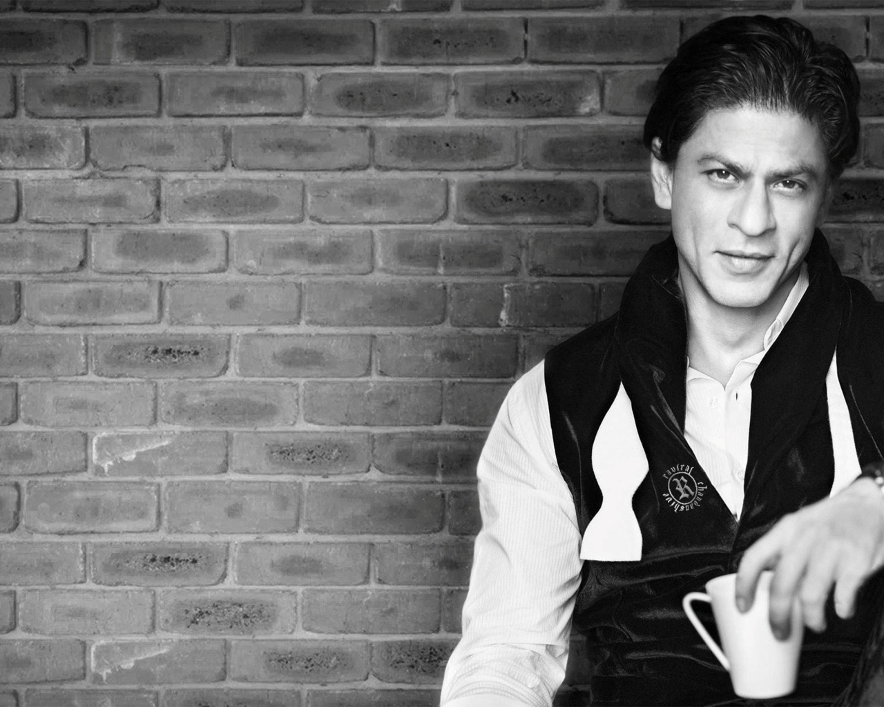 Популярный индийский актер Шахрух Хан черно-белое фото