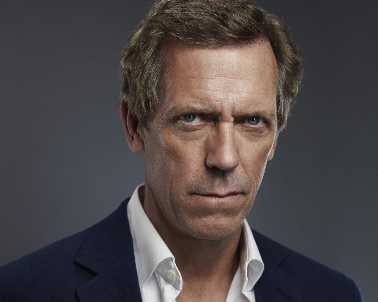 Популярный актер Хью Лори, фото на сером фоне