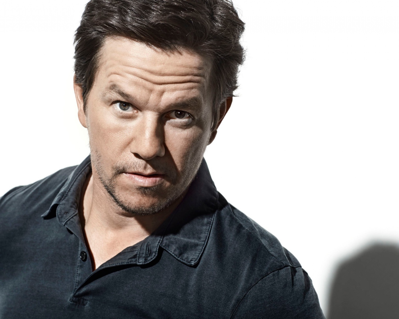 Популярный актер Марк Уолберг фото на белом фоне