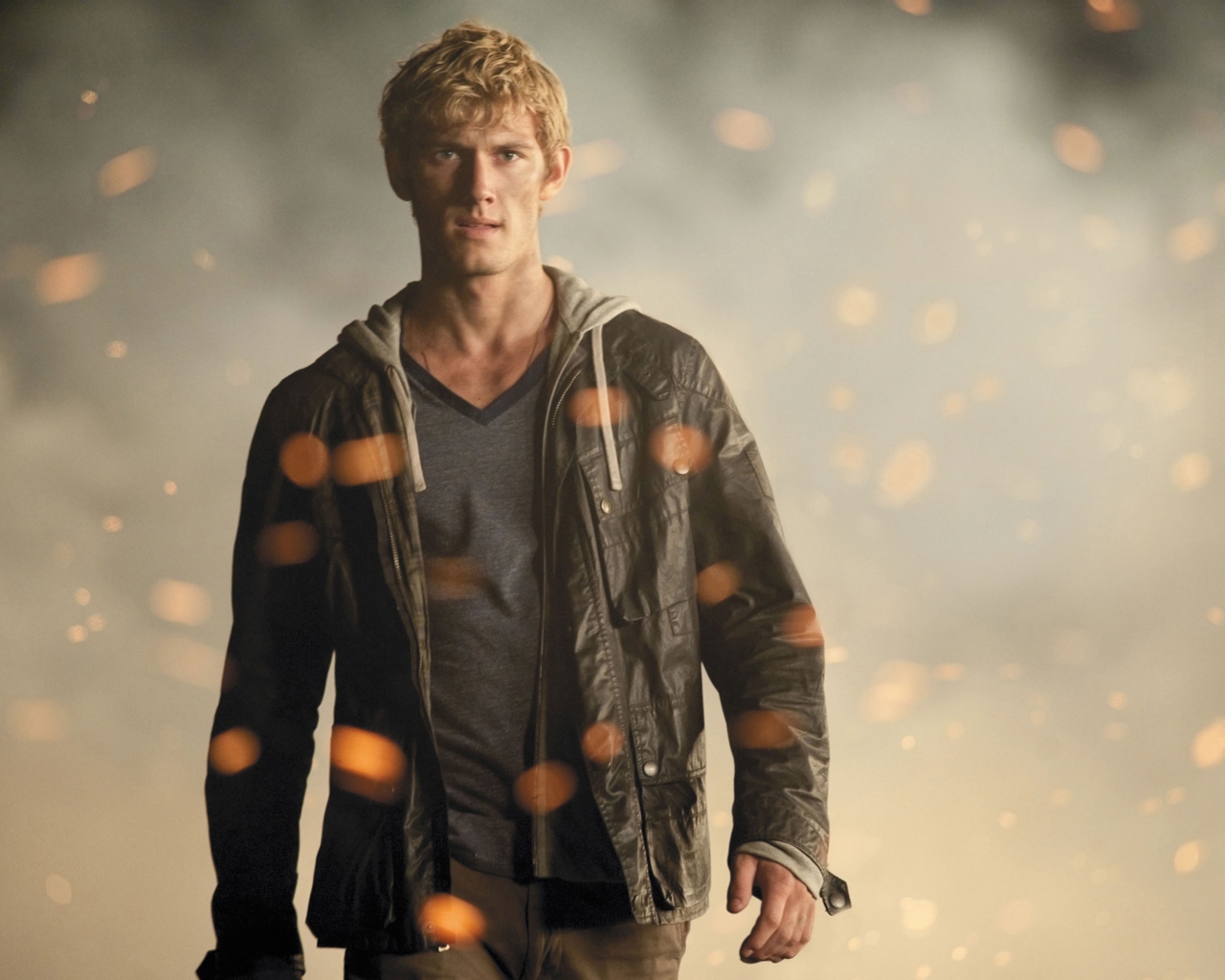 Популярный молодой актер Алекс Петтифер