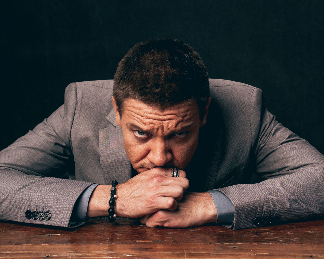 Серьезный актер Джереми Реннер 