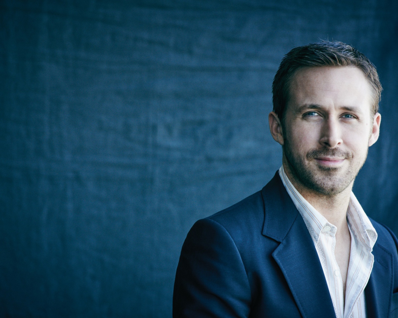 Стильный актер Райан Гослинг в костюме 