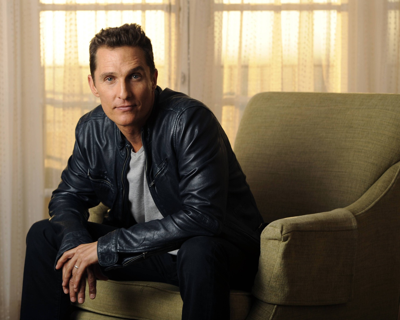 Знаменитый актер Мэттью Макконахи сидит в кресле