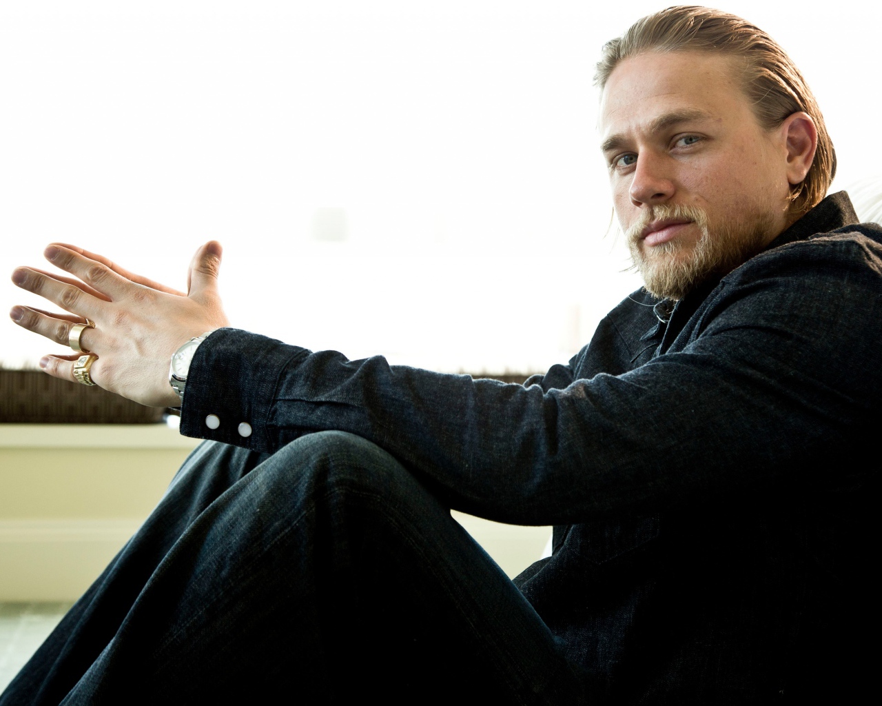 Популярный молодой актер Чарли Ханнэм