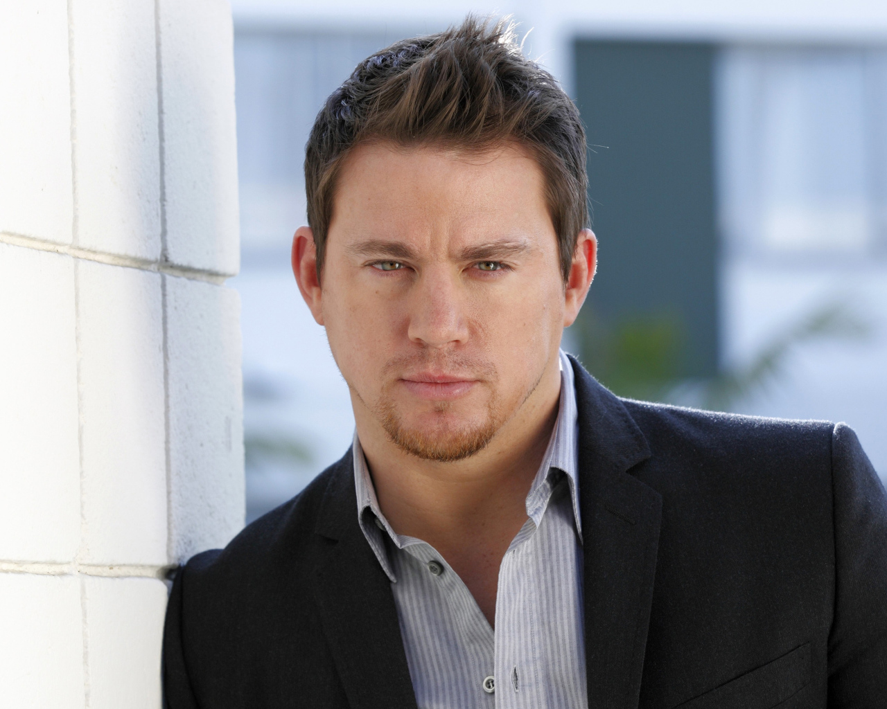 Молодой актер Ченнинг Татум в костюме 