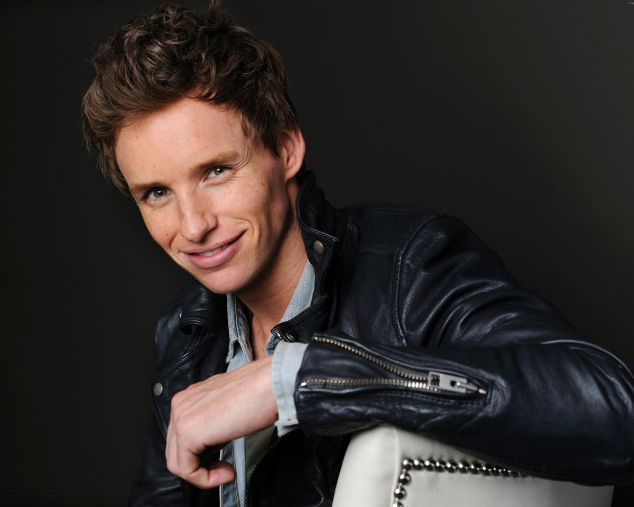 Молодой актер Эдди Редмэйн в черной кожаной куртке