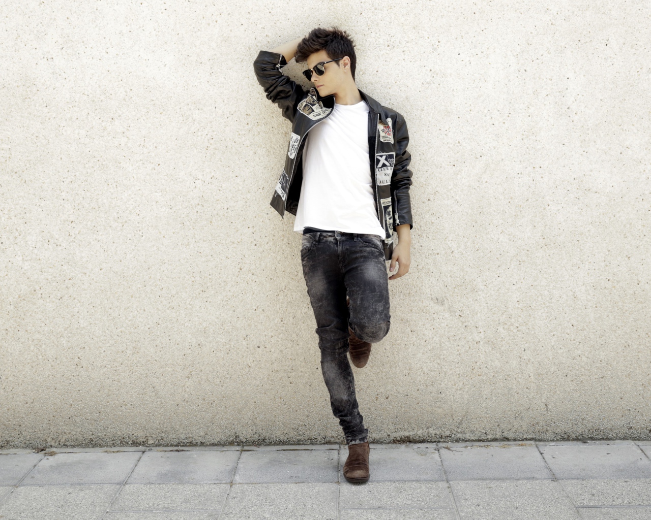 Молодой актер, певец  Авраам Матео стоит у стены