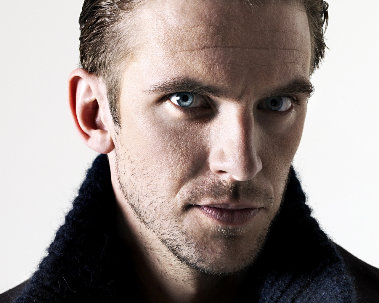 Молодой голубоглазый актер Дэн Стивенс фото на белом фоне