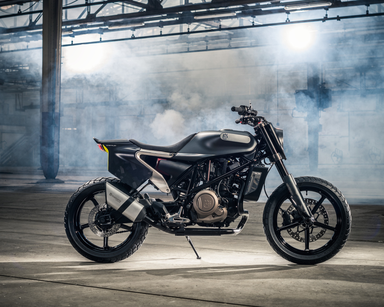 Черный супербайк Husqvarna Svartpilen 701 в дыму