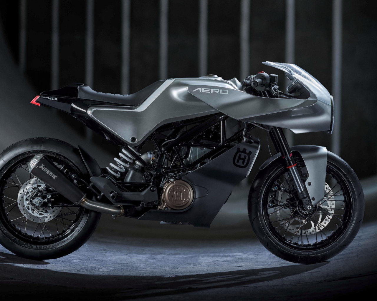 Черный мотоцикл Husqvarna Vitpilen 401 вид сбоку