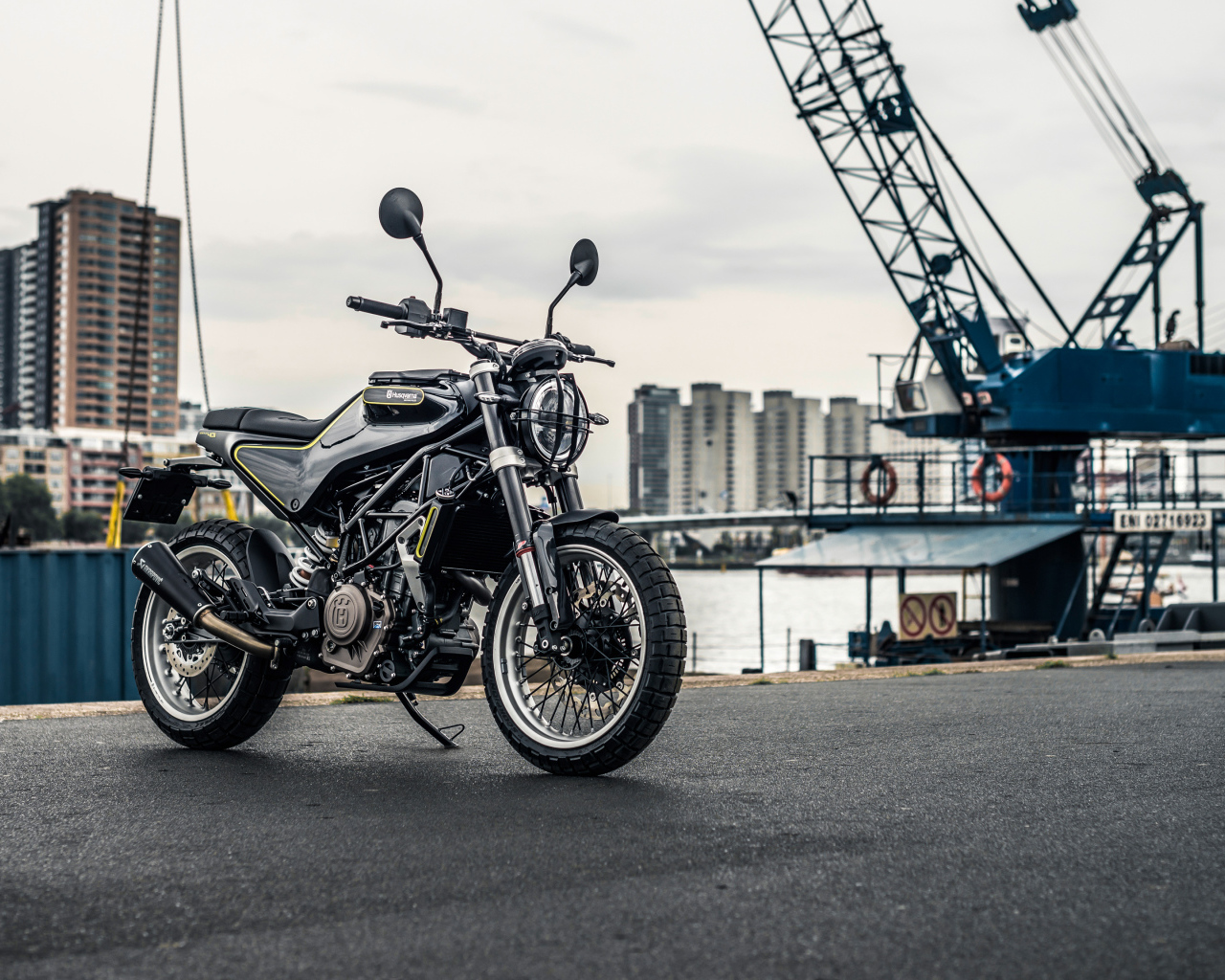 Черный стильный мотоцикл Husqvarna Svartpilen 401, 2018