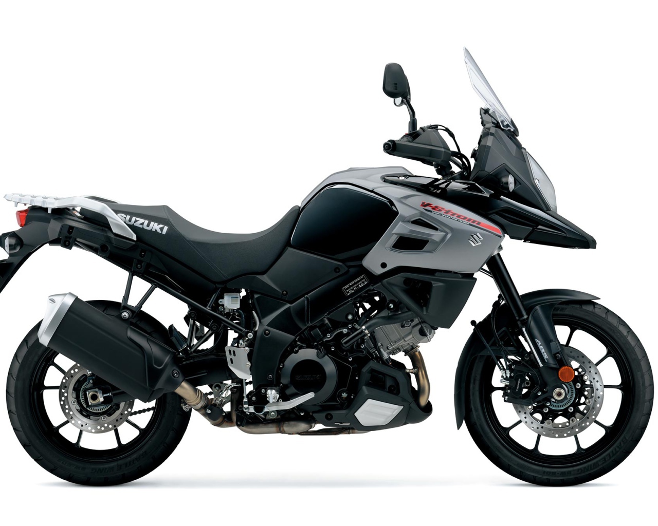 Мотоцикл Suzuki V-Strom 1000 на белом фоне 