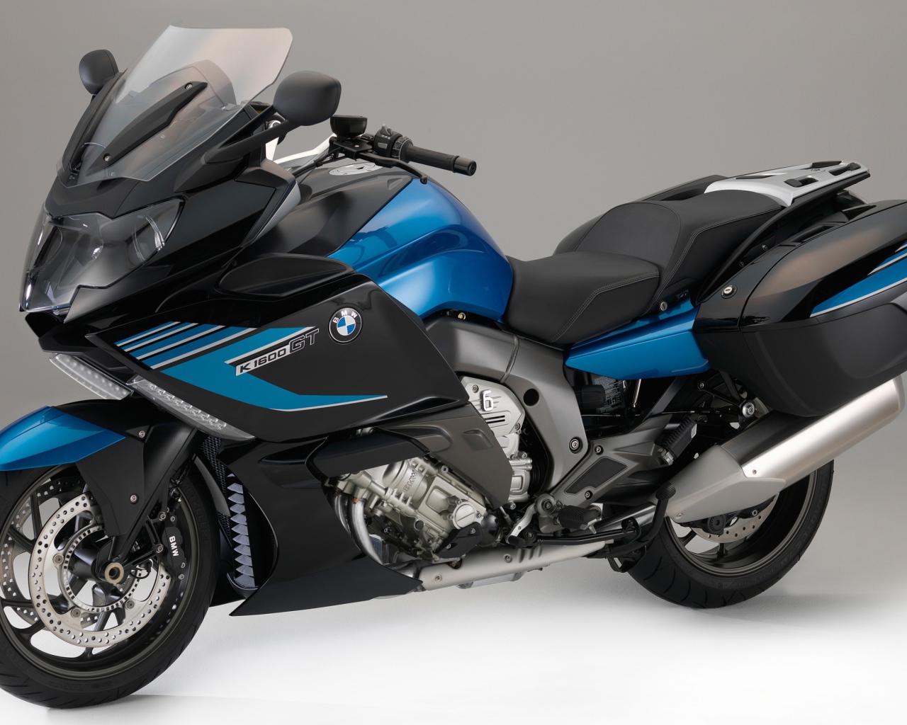 Спортивный мотоцикл BMW K 1600 GT на сером фоне