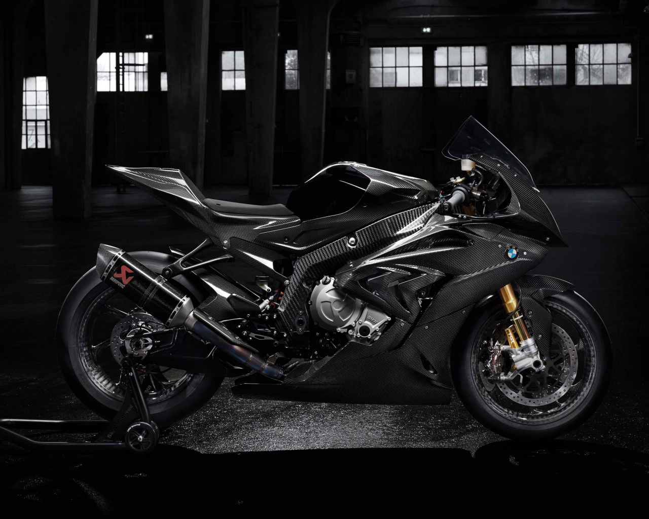 Черный мотоцикл BMW HP4 Race, 2018 