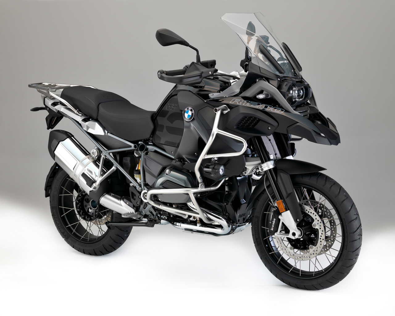 Черный мотоцикл BMW R1200GS на сером фоне