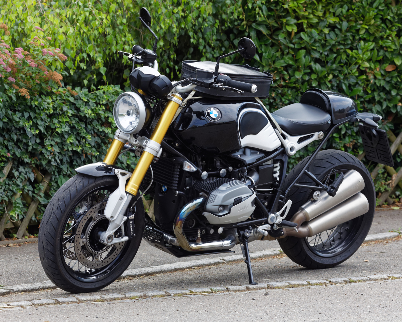 Черный мотоцикл BMW R nineT