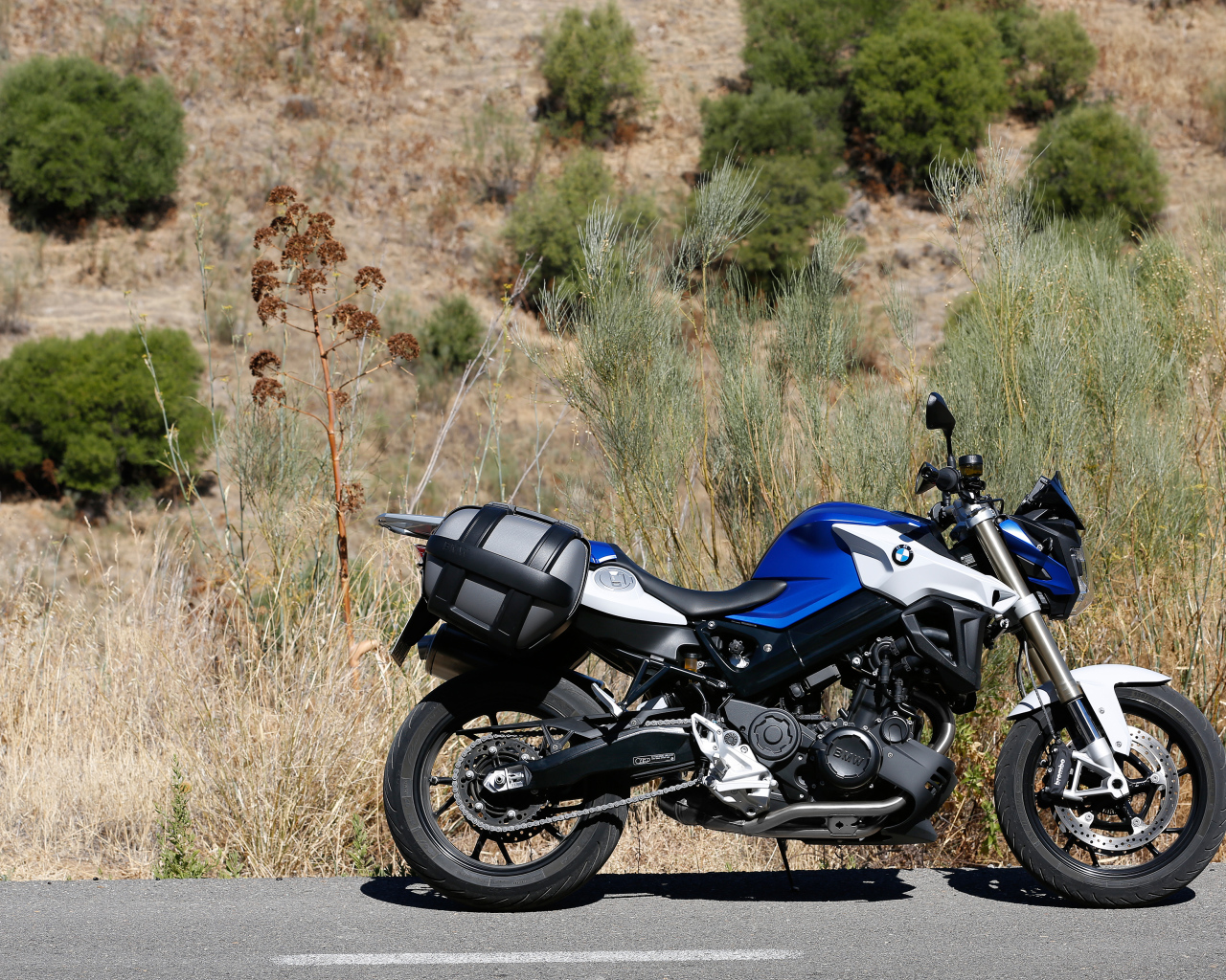 Мотоцикл BMW F800R стоит на асфальте