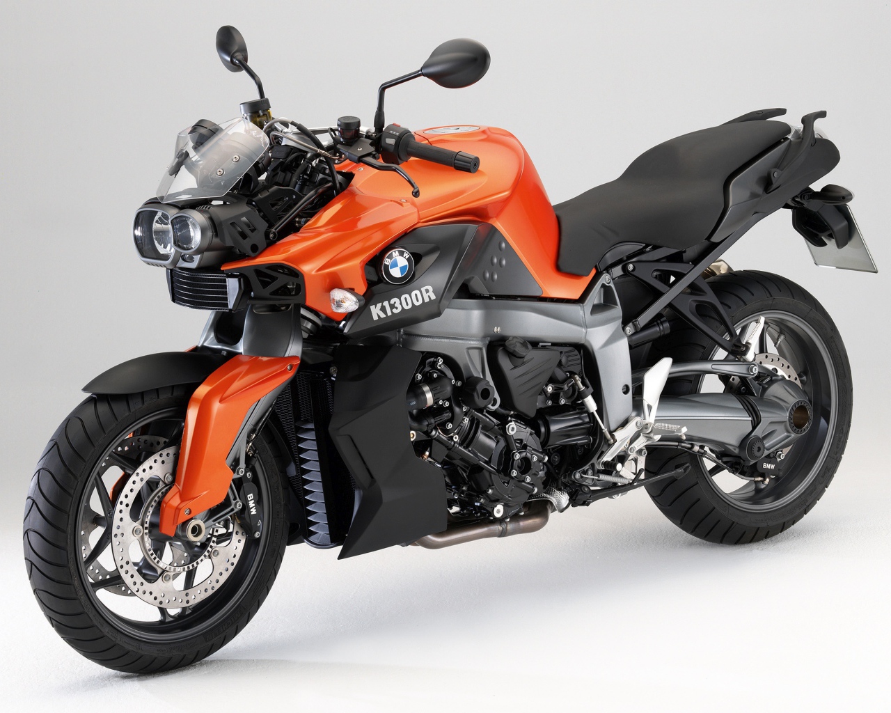 Мотоцикл BMW K1300R на сером фоне