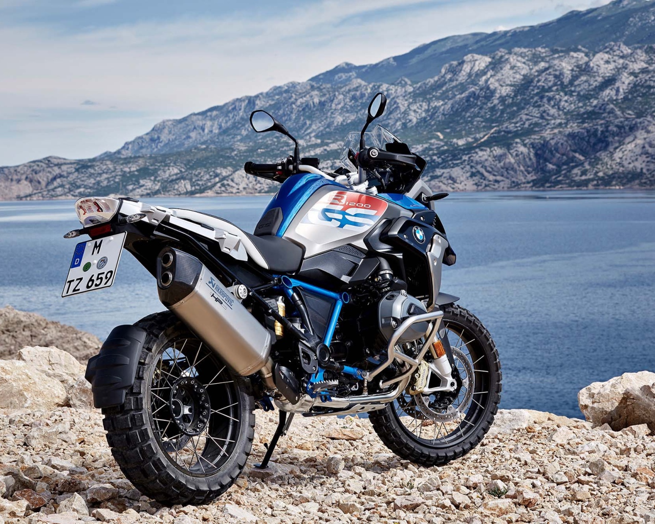 Мотоцикл  BMW R1200GS Rallye на фоне гор 