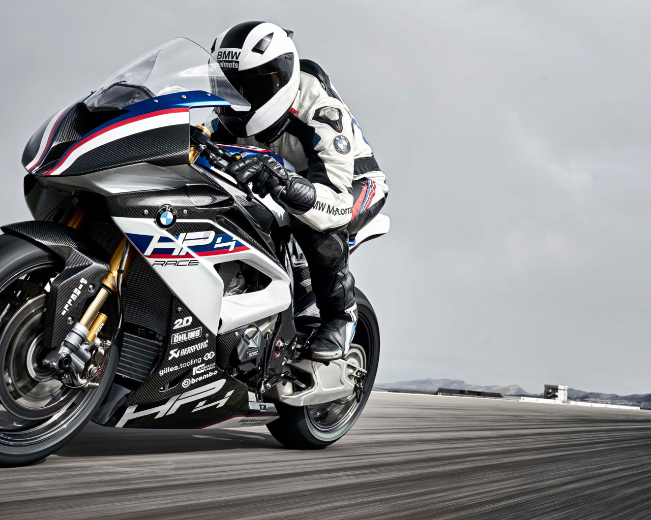 Мотоциклист на быстром мотоцикле BMW HP4 Race