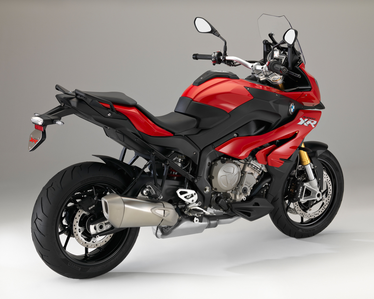 Красный мотоцикл BMW  S 1000 XR на сером фоне