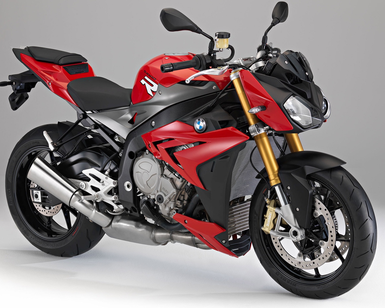 Стильный красный мотоцикл BMW S1000R  на сером фоне