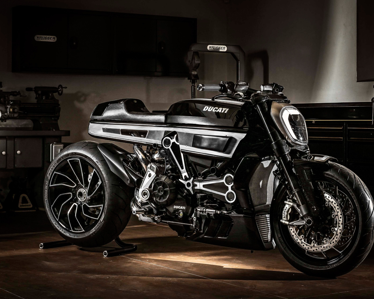 Большой черный мотоцикл  Ducati