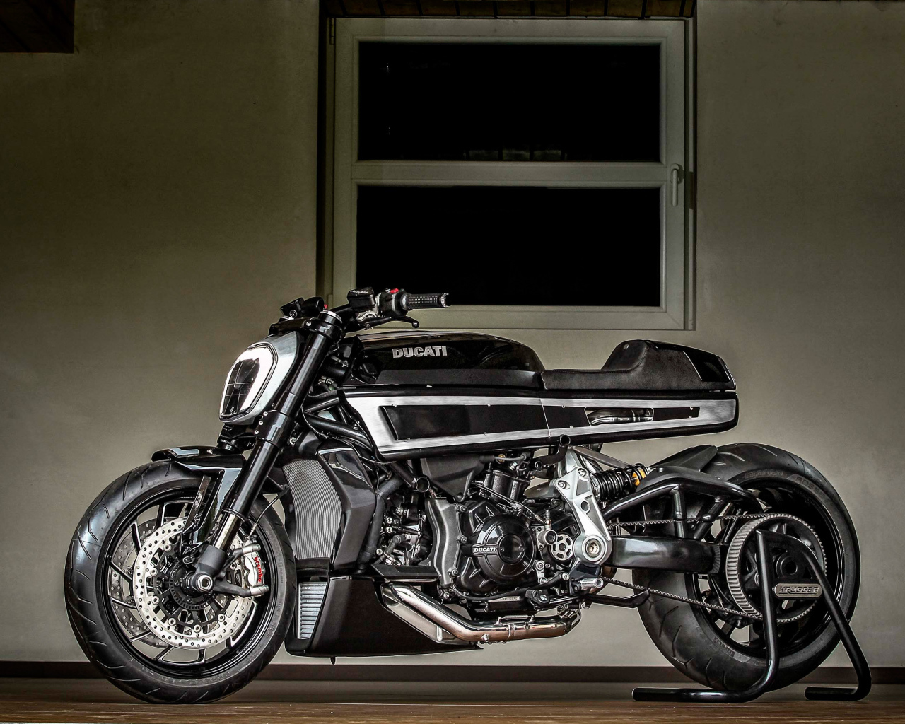 Большой черный мотоцикл Ducati XDiavel