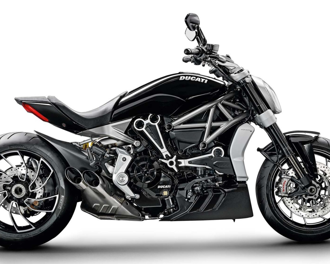 Черный мотоцикл Ducati XDiavel S на белом фоне