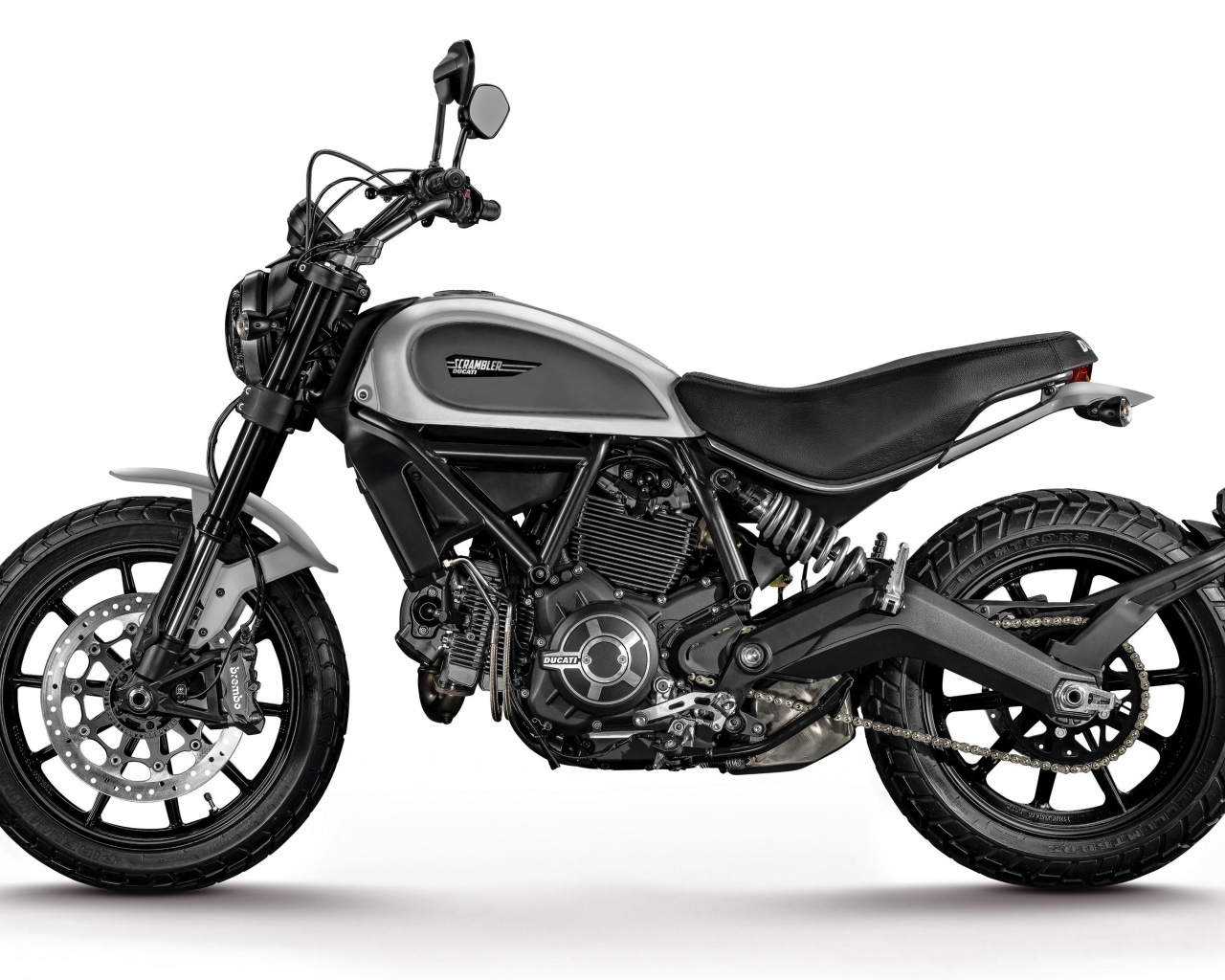 Черный мотоцикл Ducati Scrambler Icon, 2017 на белом фоне