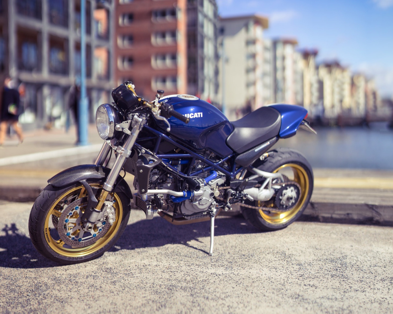 Синий мотоцикл Ducati в городе