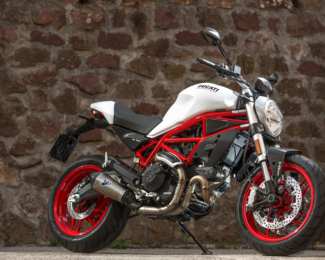Мотоцикл Ducati  Monster 797, 2017 у каменной стены
